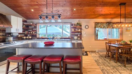 Silver Fox Lakehouse - Private Hot Tub & Fire Pit in Deka Lake (BC)