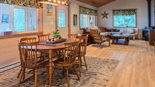 Silver Fox Lakehouse - Private Hot Tub & Fire Pit in Deka Lake (BC)
