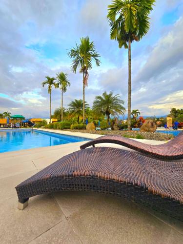 Apartamentos 2H cerca al Aeropuerto con 4 PISCINAS, Jacuzzi y Sauna by Molca Travel
