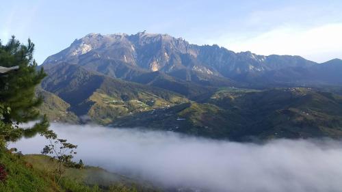 Ieeja, Crystal Hill R in Kinabalu Nacionālais parks