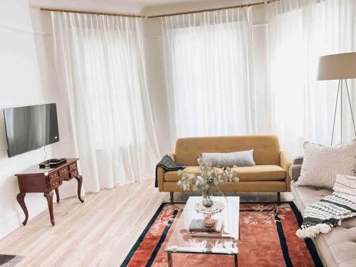 Chic 2BR Retreat 23min to NYC w Private Garden in Harrison