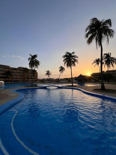 Espacioso, con acceso directo a Playa Los Canales y piscina in Puerto La Cruz