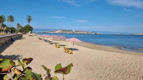 Espacioso, con acceso directo a Playa Los Canales y piscina in Puerto La Cruz