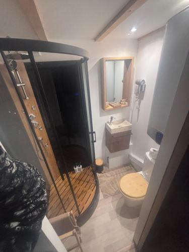 Le Chalet romantique avec jacuzzi privatif in Lirac
