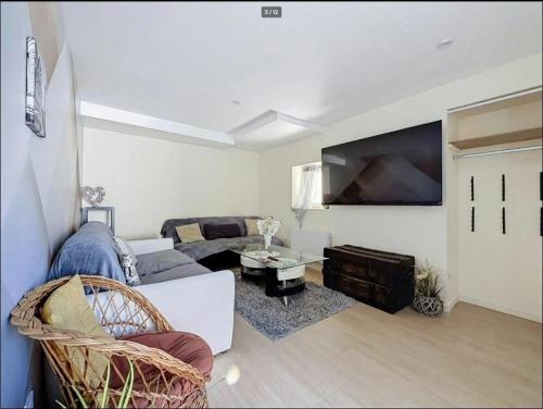 Chambre privée St Pierre -20min Orly-40min Paris (Chambre privee St Pierre -20min Orly-40min Paris) in Saint-Pierre-du-Perray