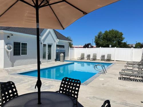 泳池, 克拉马斯瀑布温德姆麦克罗特套房酒店 (Microtel Inn & Suites by Wyndham Klamath Falls) in 克拉马斯福尔斯(OR)