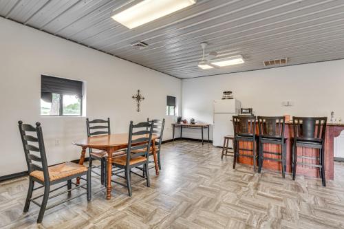 Montrose Studio Getaway w/ Covered Patio in Montrouza (IL)