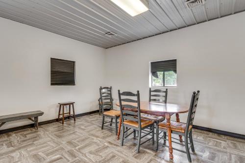 Montrose Studio Getaway w/ Covered Patio in Montrouza (IL)