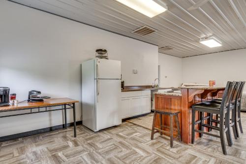 Montrose Studio Getaway w/ Covered Patio in Montrouza (IL)