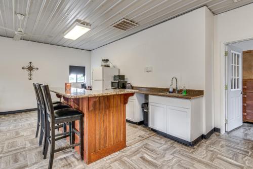 Montrose Studio Getaway w/ Covered Patio in Montrouza (IL)