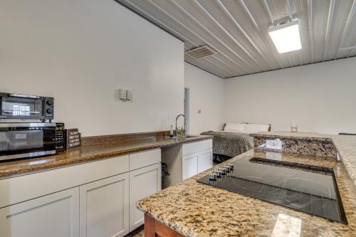 Montrose Studio Getaway w/ Covered Patio in Montrouza (IL)