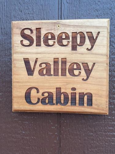 Sleepy Valley Cabin with Hot Tub & Scenic Views
