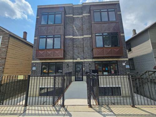 Spacious Modern Pilsen Retreat Sleeps 8 Near Downtown Chicago in Lower West Side