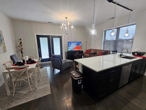 Spacious Modern Pilsen Retreat Sleeps 8 Near Downtown Chicago in Lower West Side