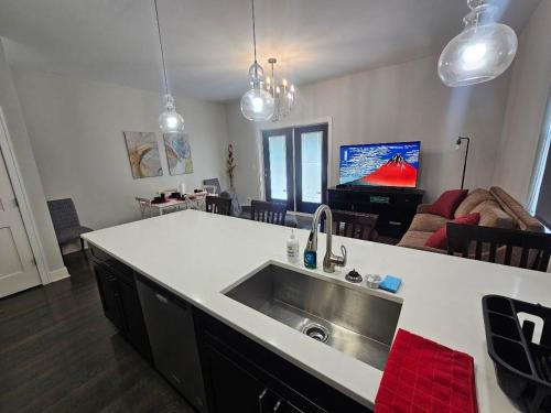 Spacious Modern Pilsen Retreat Sleeps 8 Near Downtown Chicago in Lower West Side