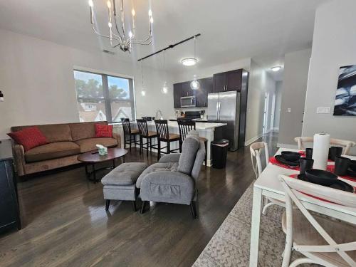 Spacious Modern Pilsen Retreat Sleeps 8 Near Downtown Chicago in Lower West Side