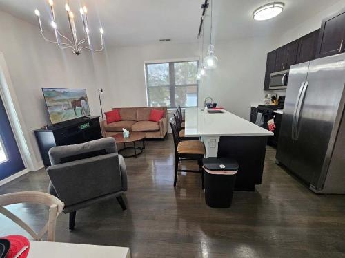 Spacious Modern Pilsen Retreat Sleeps 8 Near Downtown Chicago in Lower West Side