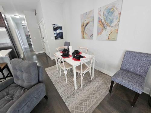 Spacious Modern Pilsen Retreat Sleeps 8 Near Downtown Chicago in Lower West Side
