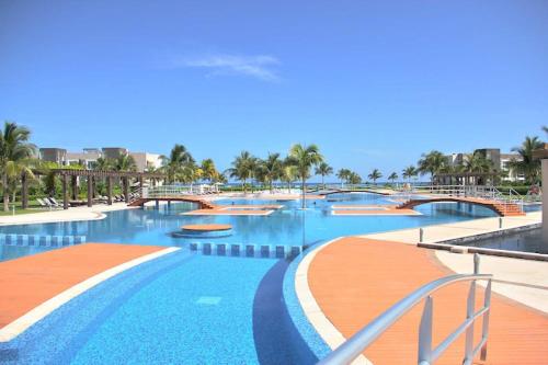 Tropical Resort Living W Pool, Hot Tub & Gym