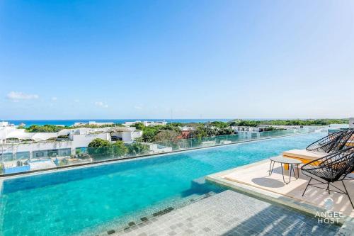 Ocean-View Condo W Rooftop Pool & Gym