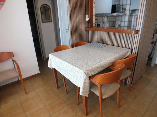 Apartamento en Empuriabrava para 4/6 personas a 800m de la playa con terraza y aire acondicionado - ES-204-4 - image 2