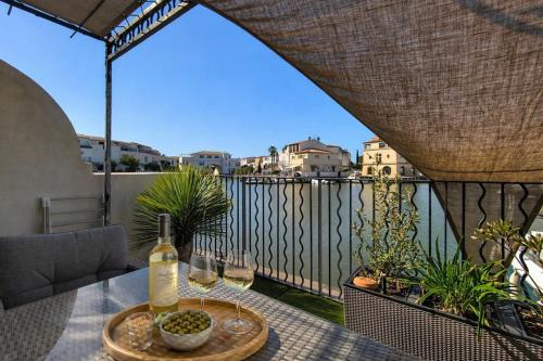 Marina 6 pers Aigues-Mortes Terrasse clim vue canal et piscine commune