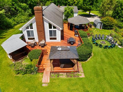 7BR Monroe Retreat, Pool, Hot Tub & Great Room in South Blooming Grove (NY)