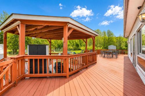 7BR Monroe Retreat, Pool, Hot Tub & Great Room in South Blooming Grove (NY)