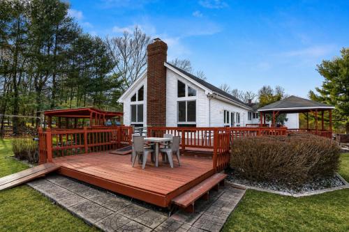 7BR Monroe Retreat, Pool, Hot Tub & Great Room in South Blooming Grove (NY)