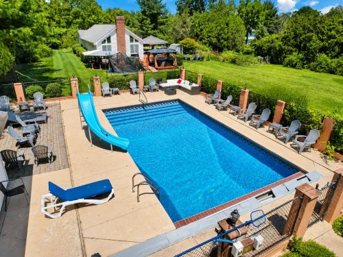 7BR Monroe Retreat, Pool, Hot Tub & Great Room in South Blooming Grove (NY)