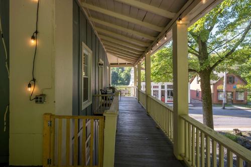 2BR Pet-Friendly Walk to Cafes Trails & Wineries in Rosendale (NY)