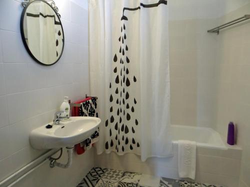 One-Bedroom Apartment image 10