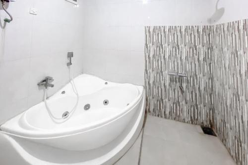 RedDoorz Syariah at Sudirman Street Garut Room Type - Deluxe Double Room