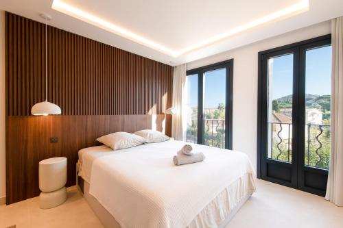 Beautiful modern 2 bedroom apartment with parking