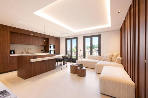 Beautiful modern 2 bedroom apartment with parking