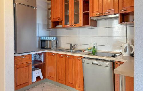 virtuve, Amazing Apartment In Sibenik With House Sea View in Zablace