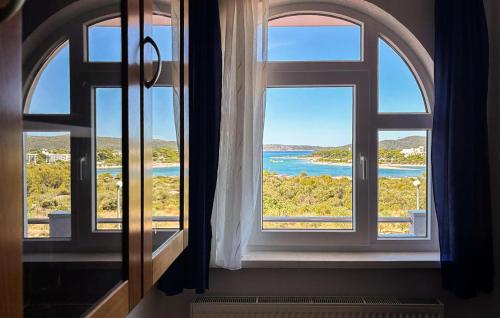Skats, Amazing Apartment In Sibenik With House Sea View in Zablace