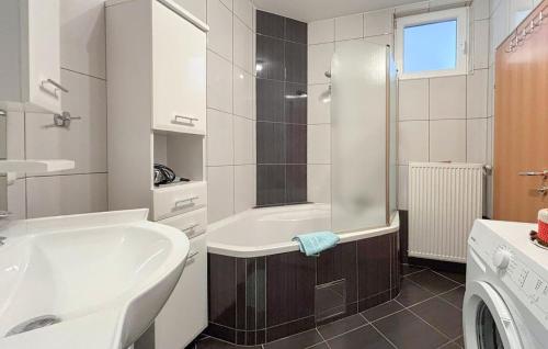 Vannas istaba, Lovely Apartment In Sibenik With House Sea View in Zablace