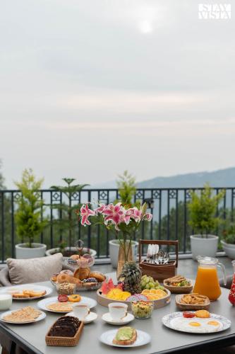 StayVista at Altiora Kasauli with Outdoor Pool & Lawn - image 2