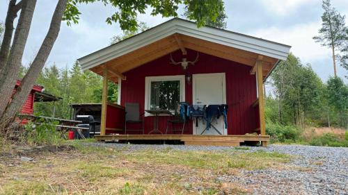 Sjarmerende campinghytte i skogen
