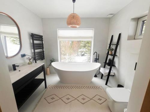 Noir 256 chalet with its own swimming pool, hot tub, and sauna in Voronenko