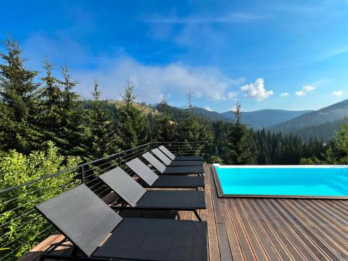 Noir 256 chalet with its own swimming pool, hot tub, and sauna in Voronenko