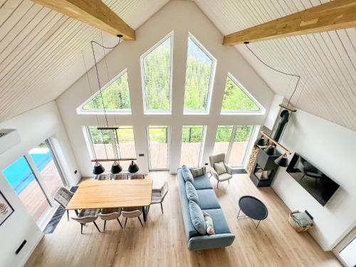 Noir 256 chalet with its own swimming pool, hot tub, and sauna in Voronenko