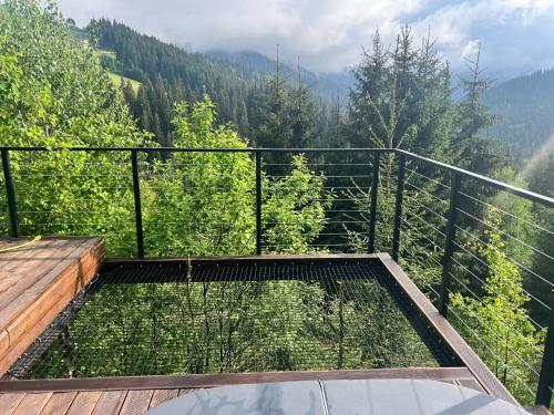 Noir 256 chalet with its own swimming pool, hot tub, and sauna in Voronenko