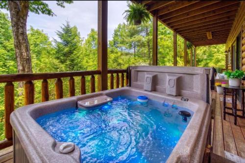 Hillbilly Hideaway cabin in Wears Valley (TN)