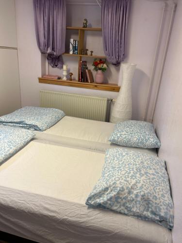 Værelset er lille og hyggeligh in Risskov
