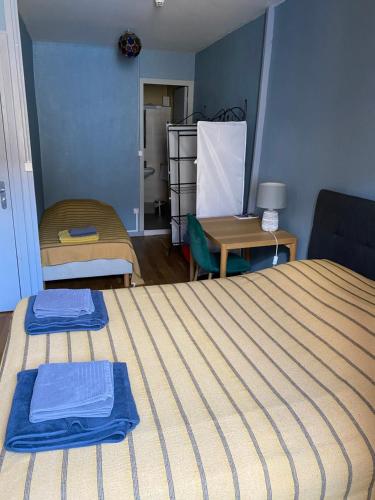1 double bed, 1 twin bed