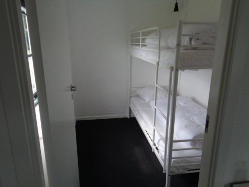 3 twin beds