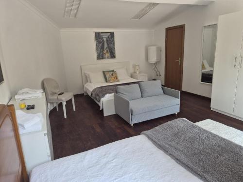 1 double bed, 1 twin bed
