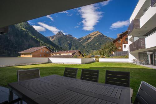  Apartment with Garden View